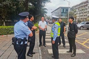 德天空：若今日最后一场训练没有问题，诺伊尔预计将首发出战枪手